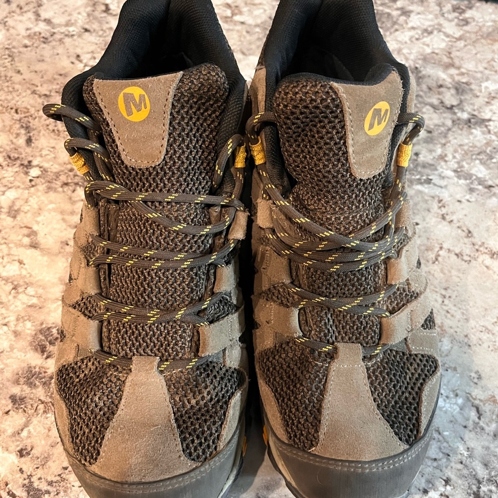 Men’s 8.5 Merrell Moab hikers.